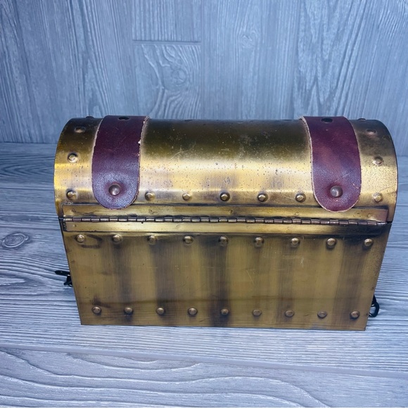 Vintage Capt David Babcock Clipper Ship Young America chest ( came off a lamp ) - Picture 2 of 9